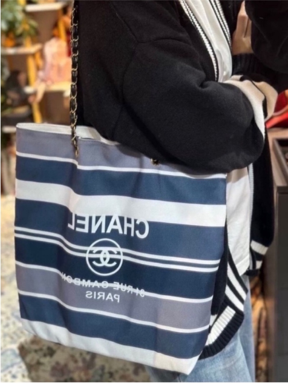 Chanel gift tote - Picture 2 of 9